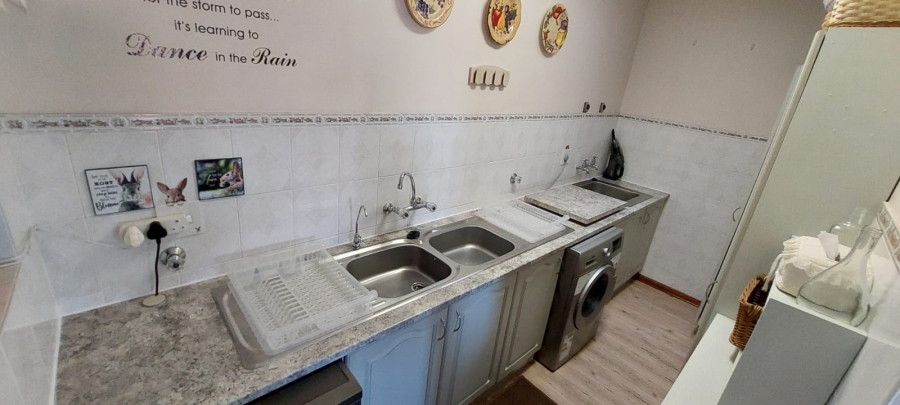 5 Bedroom Property for Sale in Wavecrest Eastern Cape